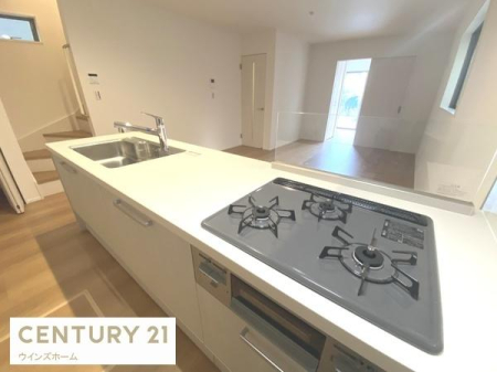 Lb` rOɂȂAJIŐꂽLb`Xy[XBڂ̑OɉƑ̗lqȂ痿łzúAqĒ̂ƒɂ҂B