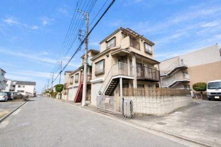 �O�ʓ��H�܂ތ��n�ʐ^ �O�ʓ��H�͐����S���I�Ԓʂ�̏��Ȃ��ՐÂȏZ��n�B