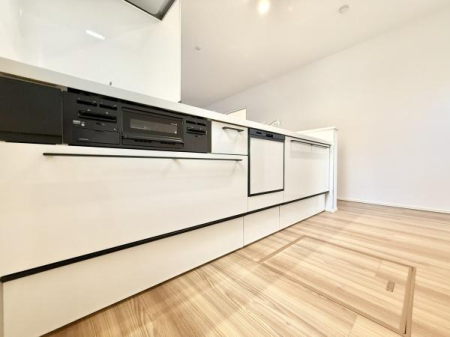 Lb` rOɂȂAJIŐꂽLb`Xy[XBڂ̑OɉƑ̗lqȂ痿łzúAqĒ̂ƒɂ҂B