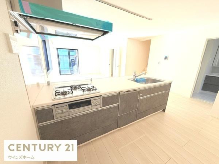 Lb` rOɂȂAJIŐꂽLb`Xy[XBڂ̑OɉƑ̗lqȂ痿łzúAqĒ̂ƒɂ҂B