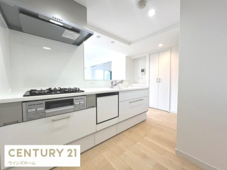 Lb` rOɂȂAJIŐꂽLb`Xy[XBڂ̑OɉƑ̗lqȂ痿łzúAqĒ̂ƒɂ҂B