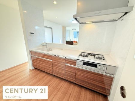 Lb` rOɂȂAJIŐꂽLb`Xy[XBڂ̑OɉƑ̗lqȂ痿łzúAqĒ̂ƒɂ҂B