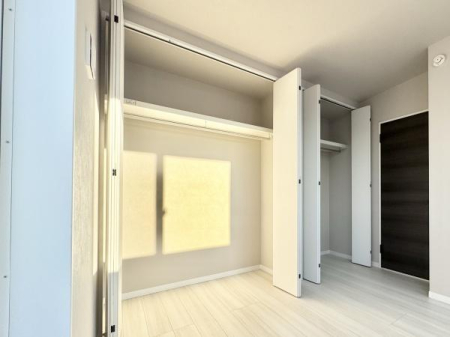 ���[ �N���[�[�b�g���Q�����ݒu����Ă�����[�X�y�[�X�L�x�ł��I���v�w�ŕ����Ă��g�������������Ƃ��\�ł��I