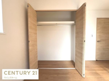 ���[ �N���[�[�b�g���S���ݒu����Ă���A���������X�b�L���Еt���܂��B