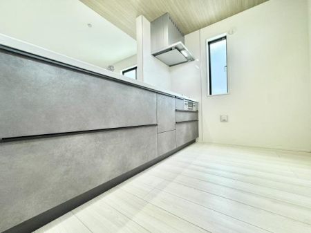 Lb` rOɂȂAJIŐꂽLb`Xy[XBڂ̑OɉƑ̗lqȂ痿łzúAqĒ̂ƒɂ҂B