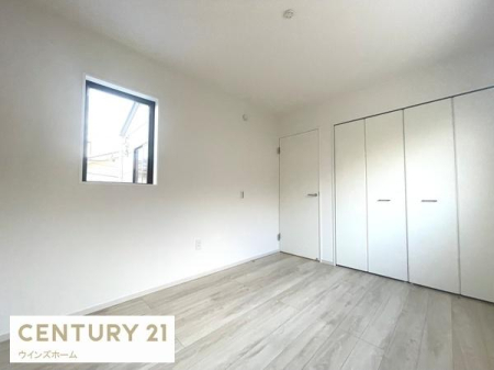 �m�� �N���[�[�b�g�t���ŁA�ߗނ�ו��̐������ڂ����₷���A�g������̗ǂ����K��Ԃł��B