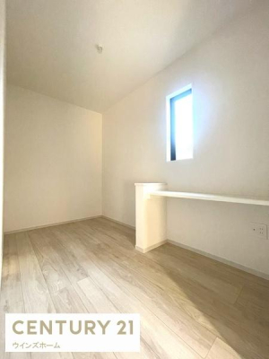 ���[ �L�b�`���ɂ͑�^�p���g���[���[���ݒu����܂����I�����Ɠd��H��A�퉷�ł̕ۑ����\�ȐH�ƂȂǑ�R���[�ł��܂��B�X�^�f�B�J�E���^�[�t���ŁA�A�C�����Ȃǂ̉Ǝ����ɂ����p�\�ł��I