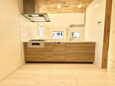 �L�b�`�� ���������ӂ��V�X�e���L�b�`���B���C�h�Ȓ�����ƖL�x�Ȏ��[�ŉƎ����X���[�Y�B�����̗����������I�ɁA�Ƒ��Ƃ̎��Ԃ������Ƒ�؂ɂł����Ԃł��B