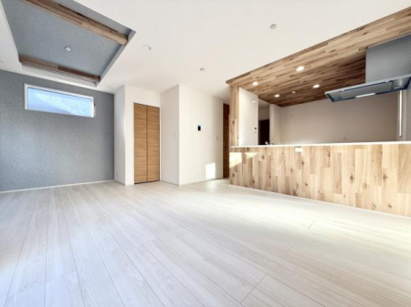 ���r���O �L�XLDK�͉Ƒ��S�����������Ƃ��낰���Ԃł��B���r���O�ƃ_�C�j���O�����R�Ɏg���������邽�߁A�l�X�ȃ��C�t�X�^�C���ɑΉ����܂�!