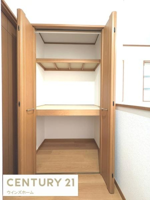 ���[ �z�[���ɂ͎��[�X�y�[�X�������B���|���p���ׁX�Ƃ����������[�ł��邠��ƕ֗��ȃX�y�[�X�ł��I