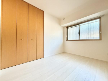 �m�� �N���[�[�b�g�t���ŁA�ߗނ�ו��̐������ڂ����₷���A�g������̗ǂ����K��Ԃł��B