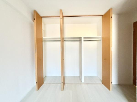 ���[ �N���[�[�b�g���ݒu����Ă��܂��I�ו���u���ꏊ���m�ۂ����̂ł������̐������ڂ����₷���Ȃ�A���K�ȋ�Ԃ����肠���܂��I