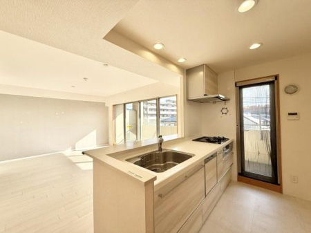 �L�b�`�� ���������ӂ��V�X�e���L�b�`���B�L�x�Ȏ��[�ŉƎ����X���[�Y�B�����̗����������I�ɁA�Ƒ��Ƃ̎��Ԃ������Ƒ�؂ɂł����Ԃł��B