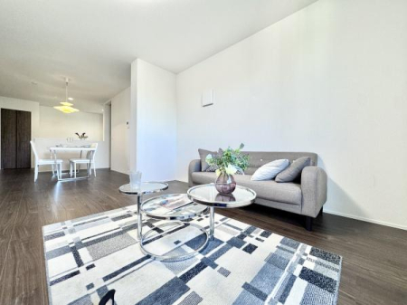 ���r���O 17�����̍L�XLDK�͉Ƒ��S�����������Ƃ��낰���Ԃł��B���r���O�ƃ_�C�j���O�����R�Ɏg���������邽�߁A�l�X�ȃ��C�t�X�^�C���ɑΉ����܂�!