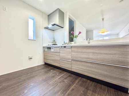 �L�b�`�� �l�C�̑Ζʎ��L�b�`���̓��r���O�A�_�C�j���O����]�ł��܂��I�L�b�`���͍�ƃX�y�[�X���L�X���Ă�����[�ɂ�����܂���I