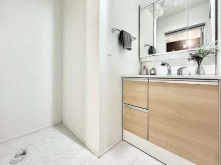 ���ʑ�E���ʏ� �g������̗ǂ��O�ʋ��^�̐��ʉ��ϑ�͋��̊p�x���ς�����̂Ńw�A�X�^�C���⃁�C�N�ɂ��������Ɋ������ł��ˁI���̌��͎��[�ɂȂ��Ă���̂ŁA�ׁX�������̂����[�ł��X�b�L���Ƃ������ʉ��ɁB