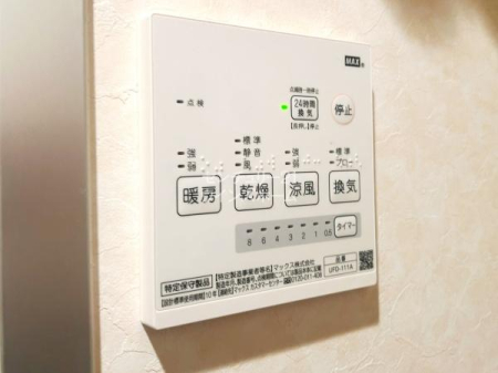 ���� �����ɂ͒g�[�����@���������܂����B�u�O�Ɋ����Ȃ��v�Ƃ��͂����C�ꂪ�������ɑ��ς��ł��I�ق��ɂ��g�[�E���C�E�����@�\�������A�����ŉ��K�Ȗ����̋�Ԃ��������Ă��܂��B