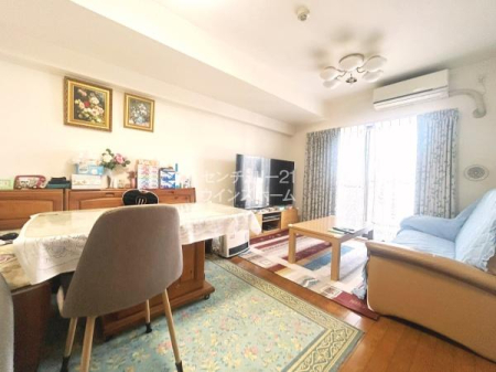 ���r���O �����𔒁~���ł܂Ƃ߂��Z�ݎ�̊������f����V���v�����_����LDK�͒c���̋�ԂɃs�b�^���I���C�h�E�E�C���h�E�Ŗ��邭�J���I�ȃ��r���O�́A���Ƒ������R�ƏW�܂�e���̏�ɂȂ肻���ł��B