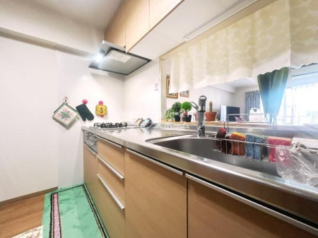 �L�b�`�� �������������r���O�ɂ��邲�Ƒ��Ƃ̃R�~���j�P�[�V�������e�ސl�C�̑ΖʃV�X�e���L�b�`�����̗p���܂����I�������������Ȃ��悤�ɔz�u���ꂽ�L�b�`���X�y�[�X�ŉ��K�ɂ��������ł��܂��B