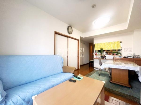 ���r���O LDK�͂��Ƒ����ꏏ�ɉ߂�����؂ȋ�Ԃł��B���������Ȃ���Ƒ��̊炪������ΖʃL�b�`���ƃ_�C�j���O�A�����Ăʂ�����������閾�邢���r���O�������A�Ƒ��̂₳�����J���[�܂�Ԏ��ƂȂ��Ă��܂��I