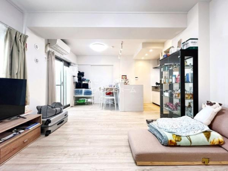 ���r���O LDK�͂��Ƒ����ꏏ�ɉ߂�����؂ȋ�Ԃł��B���������Ȃ���Ƒ��̊炪������ΖʃL�b�`���ƃ_�C�j���O�A�����Ăʂ�����������閾�邢���r���O�������A�Ƒ��̂₳�����J���[�܂�Ԏ��ƂȂ��Ă��܂��I