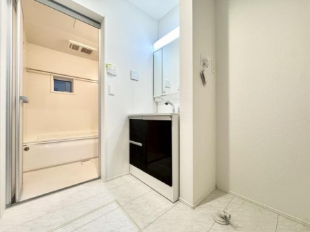 ���ʑ�E���ʏ� �g������̗ǂ��O�ʋ��^�̐��ʉ��ϑ�͋��̊p�x���ς�����̂Ńw�A�X�^�C���⃁�C�N�ɂ��������Ɋ������ł��ˁI���̌��͎��[�ɂȂ��Ă���̂ŁA�ׁX�������̂����[�ł��X�b�L���Ƃ������ʉ��ɁB