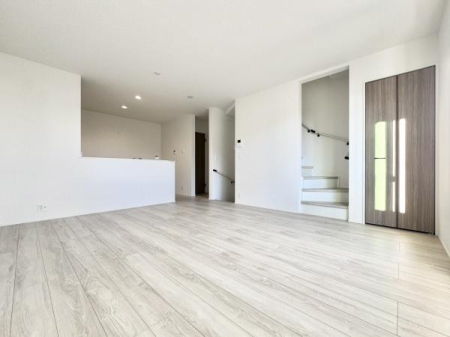 ���r���O 15.75����LDK�͉Ƒ��S�����������Ƃ��낰���Ԃł��B�̌������Ղ�A��������閾�邢���r���O�ł�
