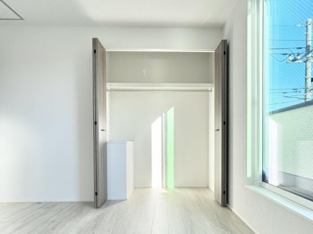 ���[ �N���[�[�b�g���ݒu����Ă��܂��I�ו���u���ꏊ���m�ۂ����̂ł������̐������ڂ����₷���Ȃ�A���K�ȋ�Ԃ����肠���܂��I