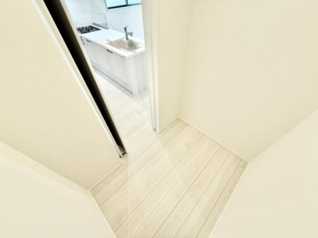 ���[ �L�b�`���ɂ͑�^�p���g���[���[���ݒu����܂����I�����Ɠd��H��A�퉷�ł̕ۑ����\�ȐH�ƂȂǑ�R���[�ł��܂��B