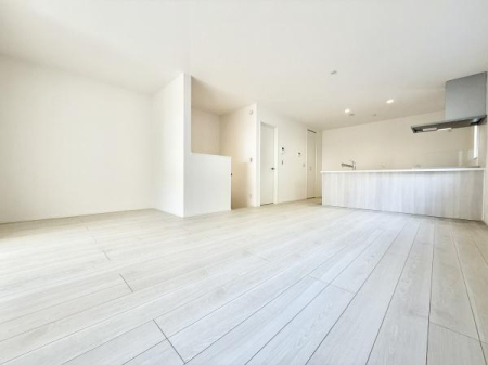 ���r���O 19.3���̍L�XLDK�͉Ƒ��S�����������Ƃ��낰���Ԃł��B���r���O�ƃ_�C�j���O�����R�Ɏg���������邽�߁A�l�X�ȃ��C�t�X�^�C���ɑΉ����܂�!