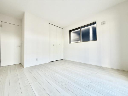 �m�� �N���[�[�b�g�t���ŁA�ߗނ�ו��̐������ڂ����₷���A�g������̗ǂ����K��Ԃł��B