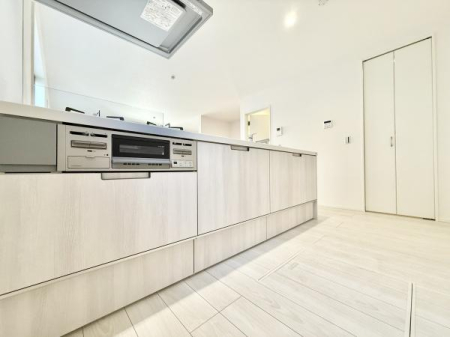 �L�b�`�� ���������ӂ��V�X�e���L�b�`���B�L�x�Ȏ��[�ŉƎ����X���[�Y�B�����̗����������I�ɁA�Ƒ��Ƃ̎��Ԃ������Ƒ�؂ɂł����Ԃł��B