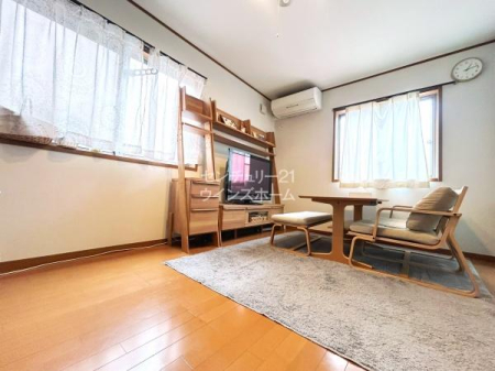 ���r���O �����𔒁~���ł܂Ƃ߂��Z�ݎ�̊������f����LDK�B2�K�Ƀ��r���O��ݒu�����̂łP�K�ɔ�ׂ�薾�邢�����Â�����s�����Ƃ��ł��܂��B�܂��O����̎������C�ɂȂ炸�v���C�o�V�[�������̂ň��S�ł��I