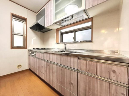 �L�b�`�� �E�b�h���̂������ȃV�X�e���L�b�`���̓r���g�C���򐅊�t���I�������ɏW���ł���Ǖt���^�C�v���̗p���܂����I�����������������Ȃ��悤�z�u���ꂽ�L�b�`���X�y�[�X�ŉ��K�ɂ��������ł��܂��B