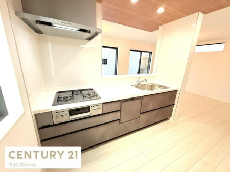 �L�b�`�� ���r���O�ɂȂ���A�J���I�Ő������ꂽ�L�b�`���X�y�[�X�B�ڂ̑O�ɉƑ��̗l�q�������Ȃ��痿�����ł���z�u�́A�q��Ē��̂��ƒ�ɂ��҂�����B���[�͂������A�g���₷���ƃf�U�C���������˔�������ԁI