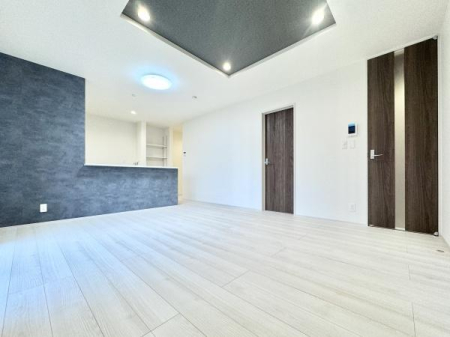 ���r���O 15���̍L�XLDK�͉Ƒ��S�����������Ƃ��낰���Ԃł��B���r���O�ƃ_�C�j���O�����R�Ɏg���������邽�߁A�l�X�ȃ��C�t�X�^�C���ɑΉ����܂�!