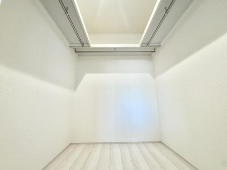 ���[ �E�H�[�N�C���N���[�[�b�g���ݒu����Ă��܂��I��ނ�G�߂��Ƃɕ����Ď��[�ł��X�b�L�����[�ł��܂��B