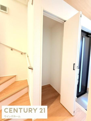 ���[ �z�[���ɂ͎��[�X�y�[�X�������B���|���p���ׁX�Ƃ����������[�ł��邠��ƕ֗��ȃX�y�[�X�ł��I