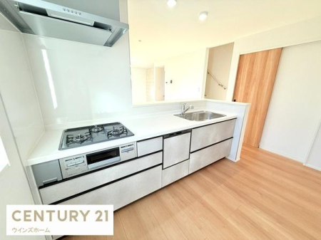 �L�b�`�� ���r���O�ɂȂ���A�J���I�Ő������ꂽ�L�b�`���X�y�[�X�B�ڂ̑O�ɉƑ��̗l�q�������Ȃ��痿�����ł���z�u�́A�q��Ē��̂��ƒ�ɂ��҂�����B���[�͂������A�g���₷���ƃf�U�C���������˔�������ԁI