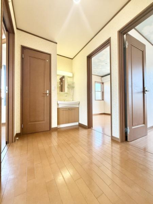 ���ʑ�E���ʏ� �K�i���オ������ɐ��ʑ�E�g�C���E�e�����̓�����z�u�B���̐g�x�x��A�Q�O�̓������X���[�Y�ŁA�Ƒ����ꂼ��̐������Y���ɂ��z�����ꂽ�Ԏ��ł��B���ʑ䂪�L���ɂ��邱�Ƃŗ��q�����C���˂Ȃ��g����_������