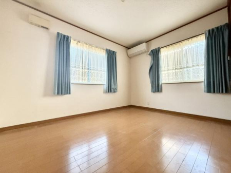 �m�� ����������������6���m���́A�����͏Ɩ����炸�̖��邳�B���ʂ����ǂ��A���̖ڊo�߂�ݑ�Ԃ��S�n�悭�߂����܂��B�Ƌ�z�u�̎��R�x���������`��ԂŁA�Q���E���ցE�q�ǂ������ȂǗp�r��I�т܂���B