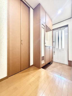 ���� ��^�̃V���[�Y���[����������փX�y�[�X�B�p���t���ŊO�o�O�̐g�����Ȃ݃`�F�b�N���X���[�Y�ł��B�㕔���[������A�C�����łȂ��G�ߕ���h�Зp�i�̕ۊǂɂ��֗��B���֔��ɂ͍̌���������A�����͎��R��������܂�