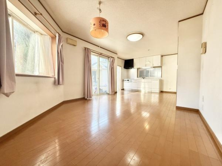 ���r���O �傫�ȑ����玩�R�����������ޖ��邢���r���O�B��Ƃ肠��L���ŉƋ�z�u�����₷���A�Ƒ������R�ƏW�܂��Ԃł��B�L�b�`���Ƃ̈�̊�������A����̕�炵�����K�ɍL����܂��B���������������ŏZ�ݐS�n�ǍD�ł�