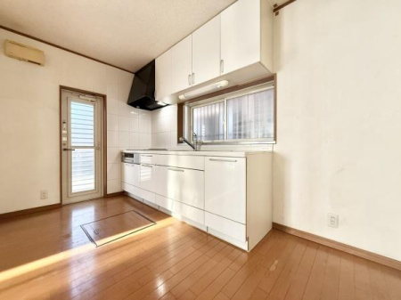 �L�b�`�� ���t���Ŗ��邢�L�b�`���͎��[�͂��\���B��ƃX�y�[�X���L���A�Ƒ��Ɖ�b���Ȃ��痿�����ł���݌v�ł��B������t���œ������ǂ��A�����̉Ǝ����X���[�Y�ɐi�݂܂��B�����������͂ł��B���S�ł��֗����K��ԁI