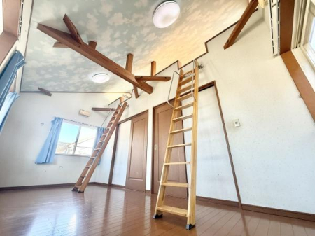 �m�� �ʊp�x������`���V�䍂�̊J�����B�����������f�U�C������Ԃɉ��s���𐶂݁A���t�g�ւȂ��铮�������R�B���[���A�q�ǂ��̔閧��n�ȂǁA��炵�ɍ��킹�Ďg�������ł���ꎺ�ł��B�����͂̏Z��Ԃł��I�B