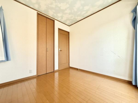 �m�� �N���[�[�b�g�t���ŁA�����X�y�[�X����������g����4.5���m���B�x�b�h��f�X�N�̔z�u�����₷���A�q�ǂ������E���[�N�X�y�[�X�E������ȂǕ��L���Ή��\�ł��B��炵�̕ω��ɂ��_��Ɋ��Y���ꎺ�B