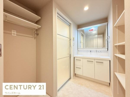 ���ʑ�E���ʏ� ���ʎ��ɂ́A�����̈ߗނ�^�I�����X�b�L�����[�ł���u���l���X�y�[�X�v���ݒu����A���K�ȃT�j�^���[��Ԃ����������܂��I