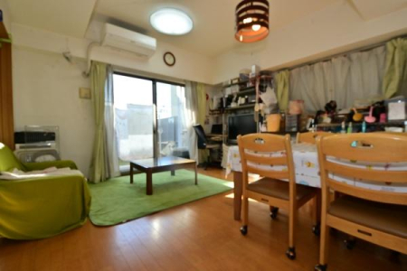 ���r���O �����𔒁~���ł܂Ƃ߂��Z�ݎ�̊������f����V���v�����_����LDK�͒c���̋�ԂɃs�b�^���ł��I�쑤�ɐ݂������C�h�E�C���h�E����z�����������ށA���邭�J���I�ȁw�Ƒ��ɂ₳�������r���O�x�ƂȂ��Ă��܂��B