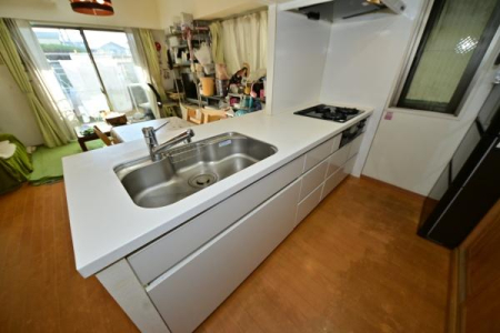 �L�b�`�� �V�X�e���L�b�`���͏򐅊�t���I�������������r���O�ɂ��邲�Ƒ��Ƃ̃R�~���j�P�[�V�������e�ސl�C�̑Ζʎ����̗p���܂����I�������������Ȃ��悤�ɔz�u���ꂽ�L�b�`���X�y�[�X�ŉ��K�ɂ��������ł��܂��B