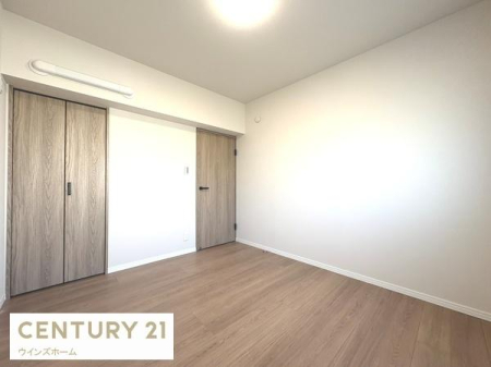 �m�� �����������F�����ƃV���v���ȃf�U�C�������̗͂m���B�N���[�[�b�g�t���ŁA�ߗނ�ו��̐������ڂ����₷���A�g������̗ǂ����K��Ԃł��B